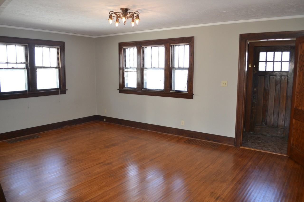 821 W 22nd St - Photo 6 of 12