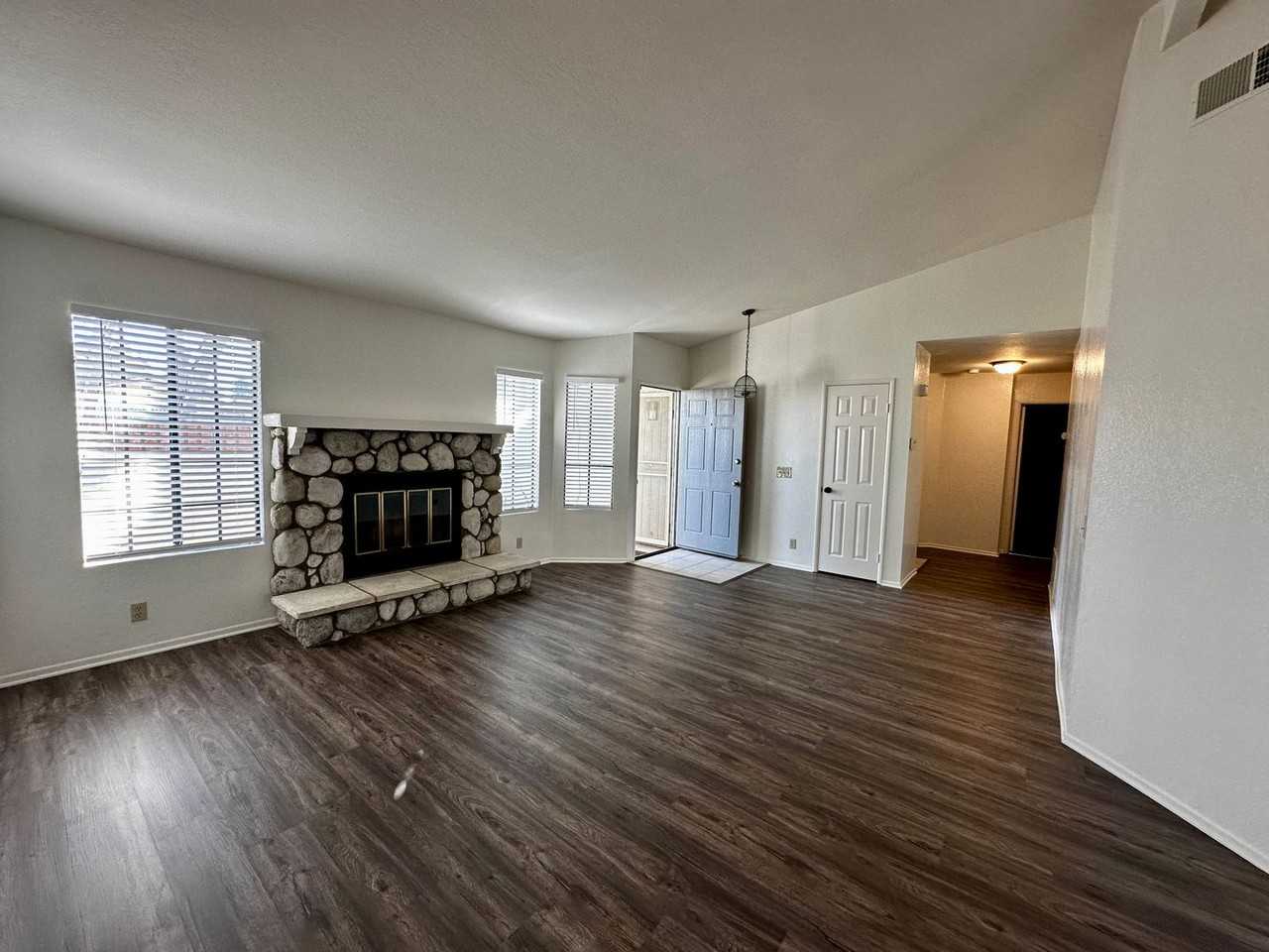 25988 Bay Ave - Photo 2 of 10