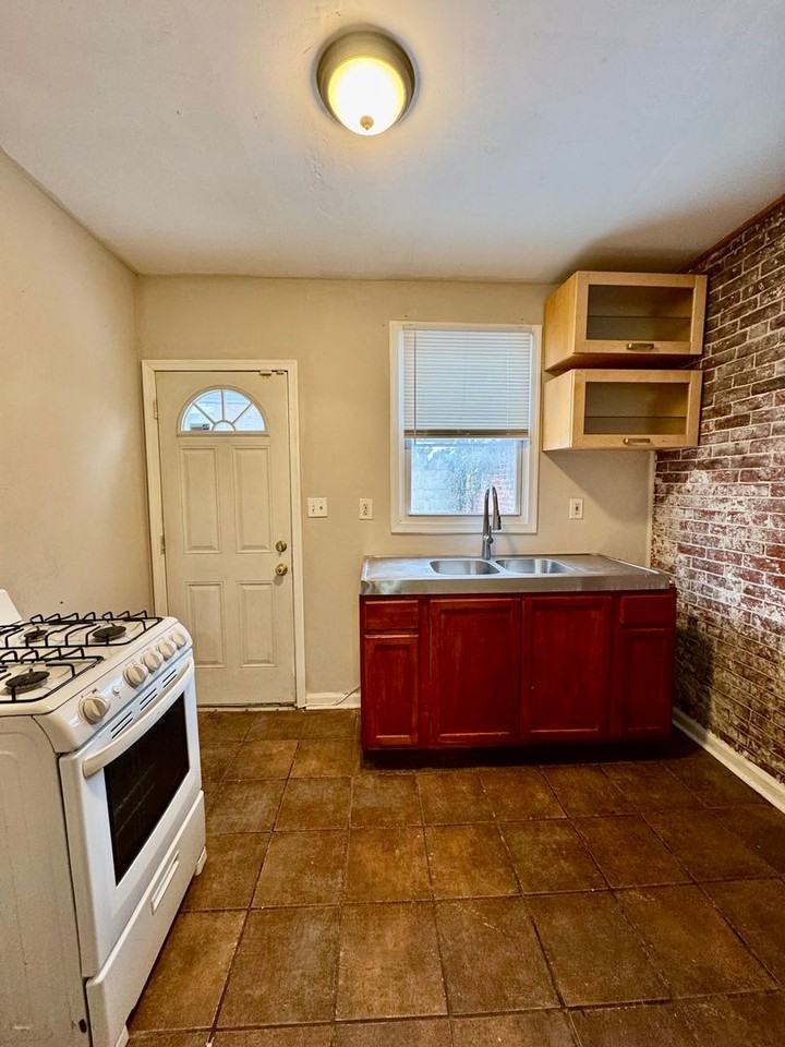 925 E Westmoreland St - Photo 2 of 16