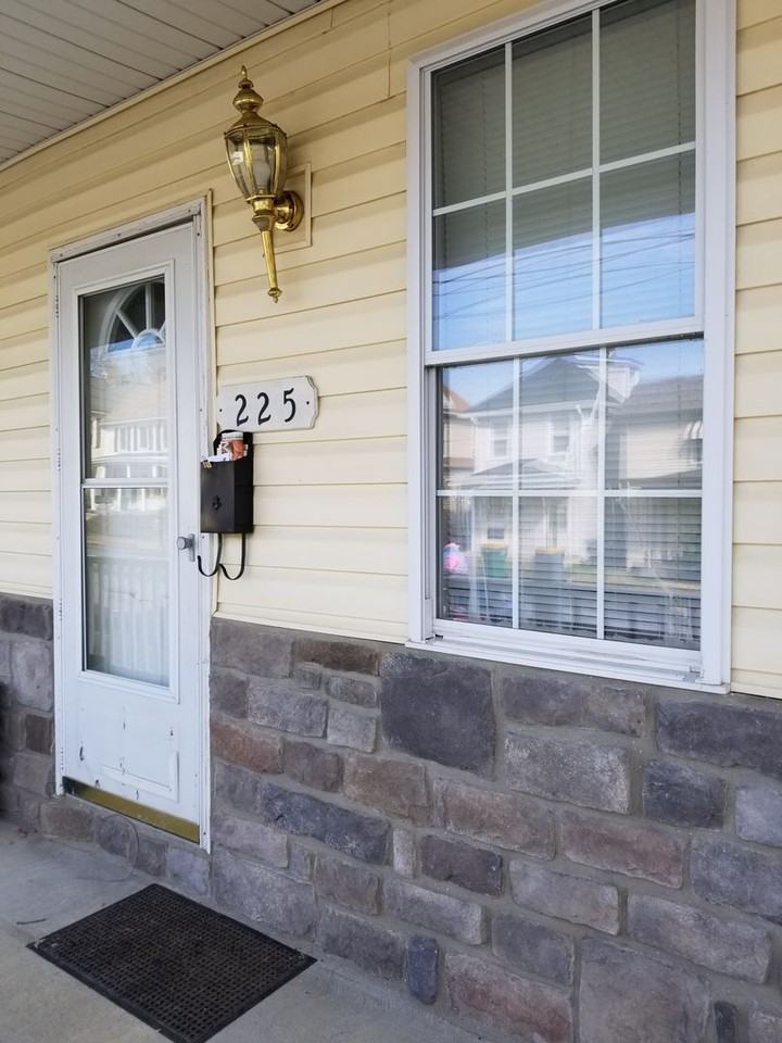 223 Hamilton Ave - Photo 2 of 17