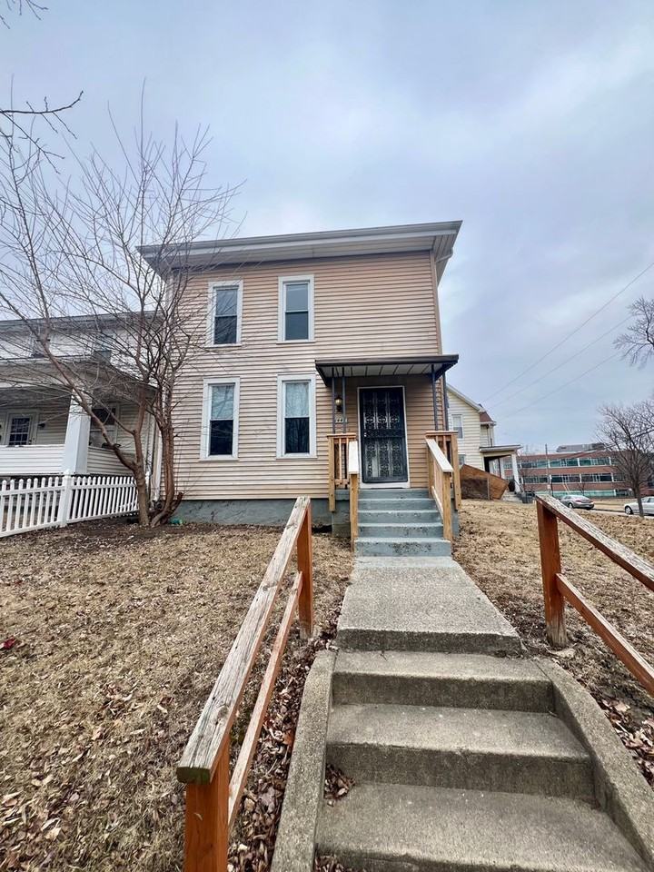 1447 Summit St - Photo 2 of 27