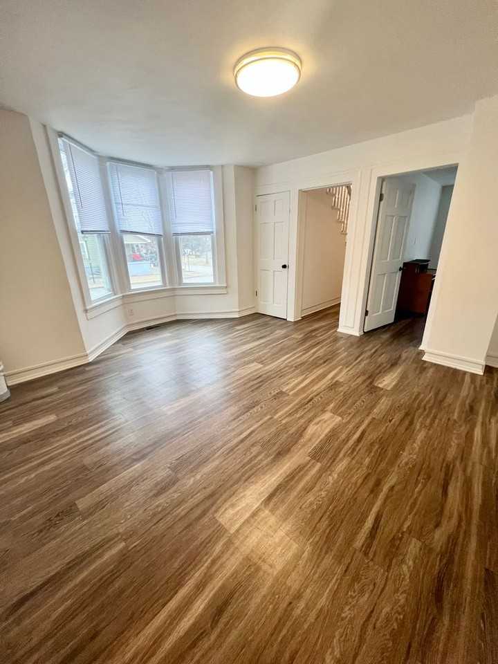 1447 Summit St - Photo 3 of 27