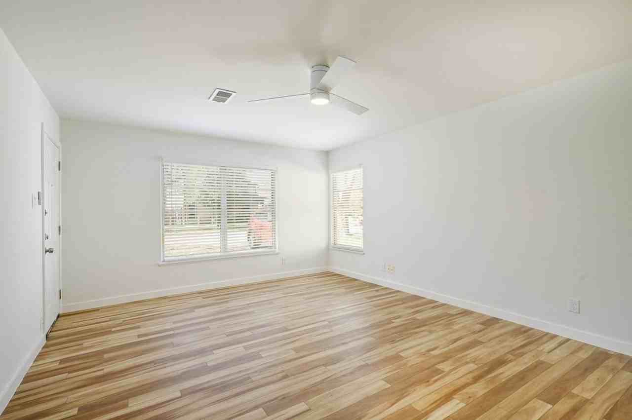 810 E 47th St - Photo 2 of 24