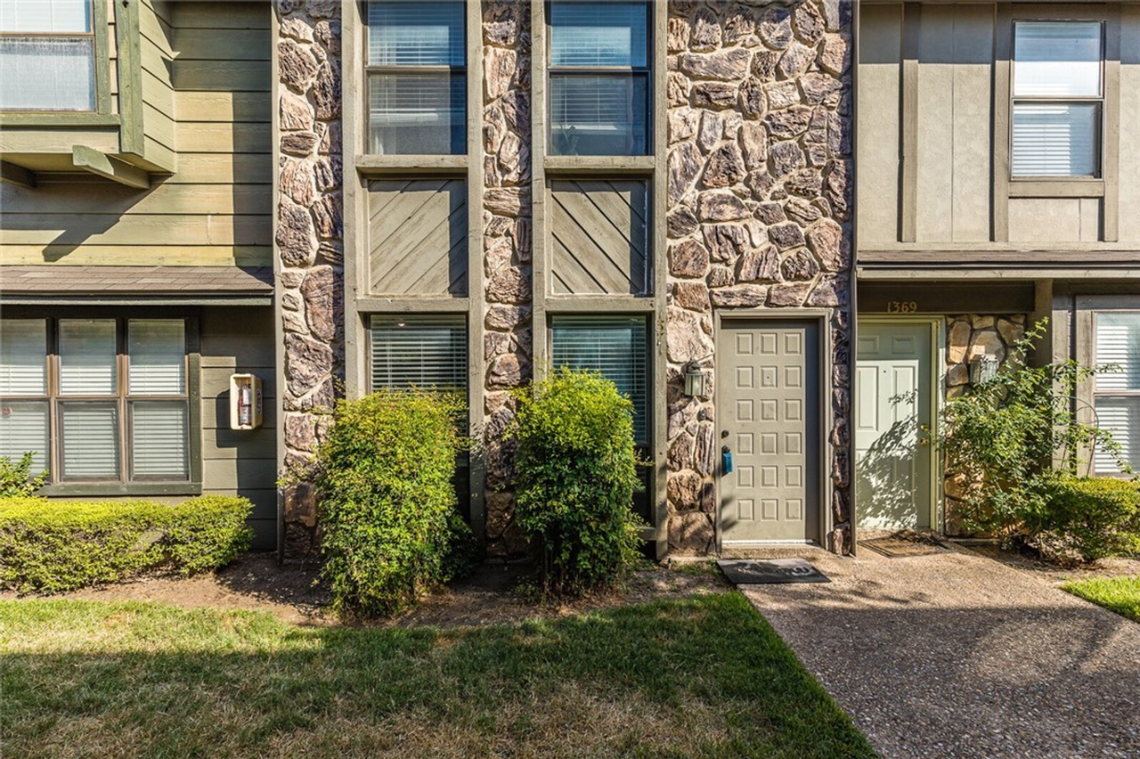 1371 S 11th St - Photo 2 of 24