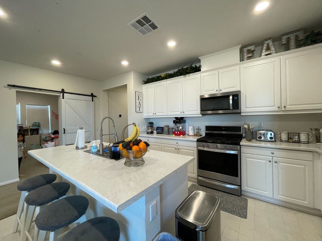 2408 Tulip Dr - Photo 2 of 10