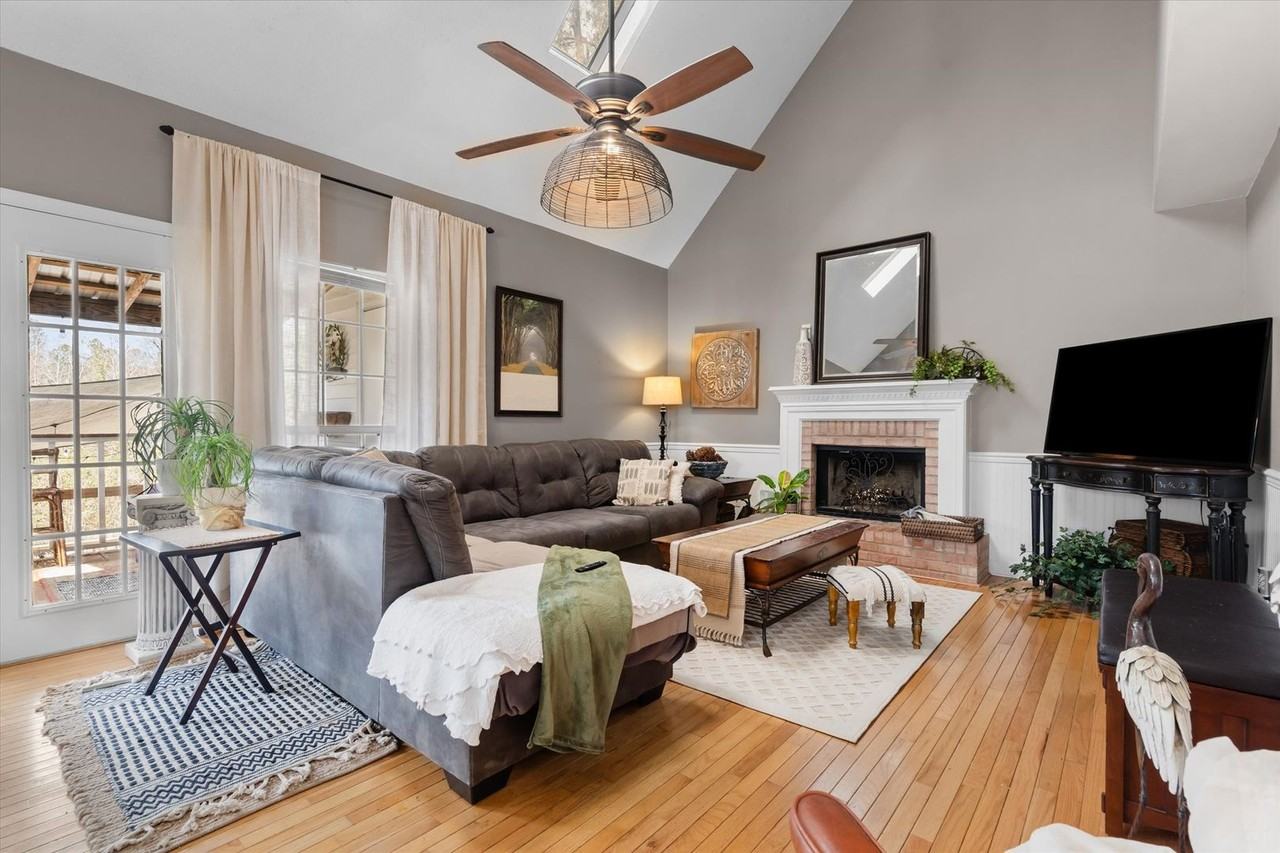 3840 Isabel Way W - Photo 2 of 20