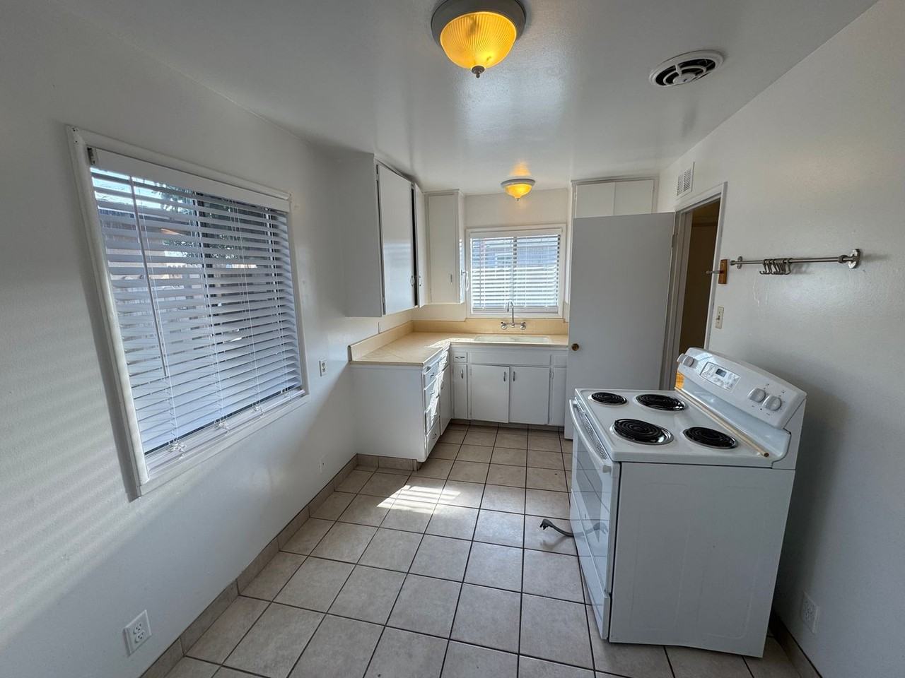 1529 21st Ave - Photo 2 of 4