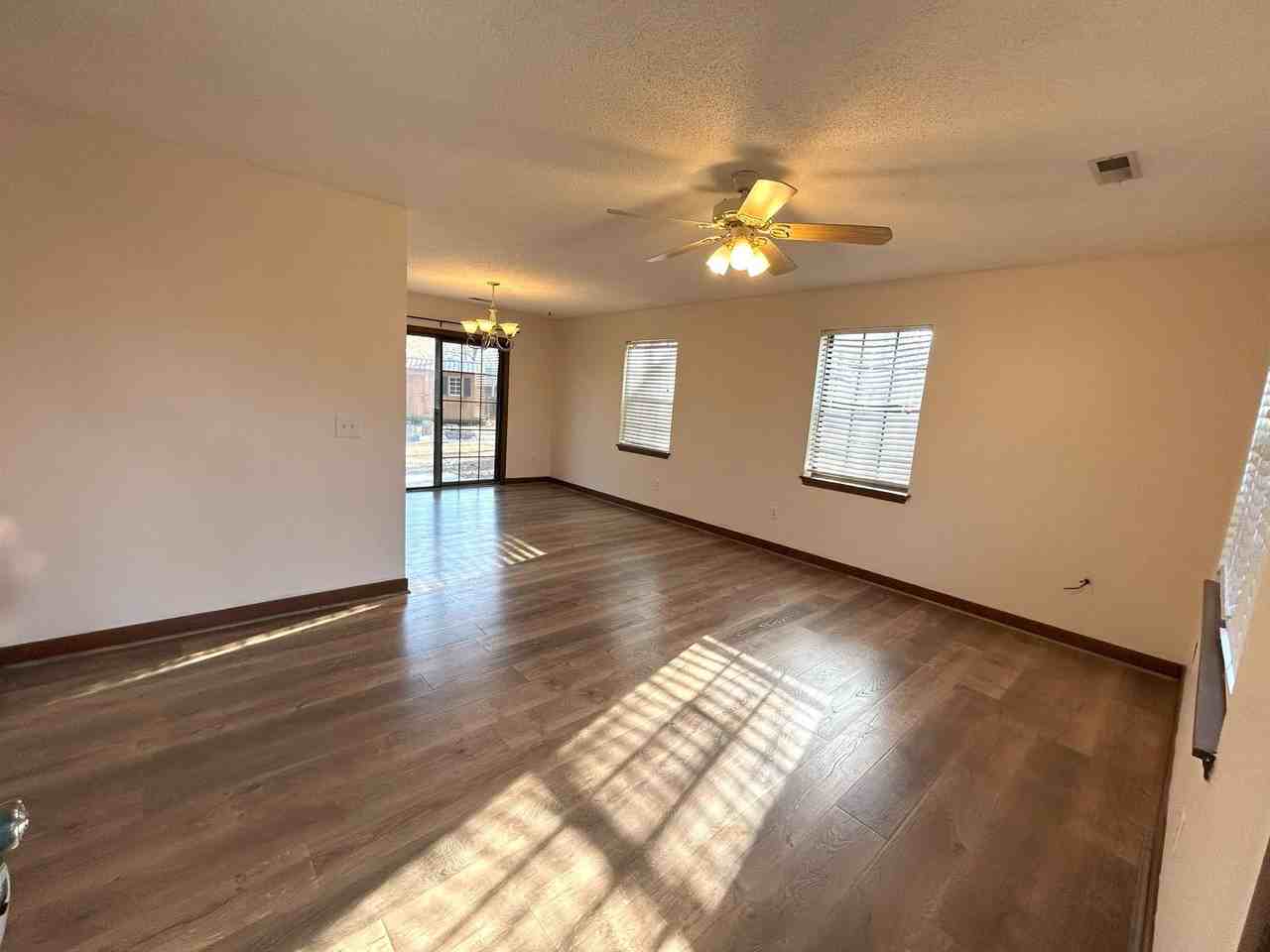 137 Woodberry Ct - Photo 2 of 21