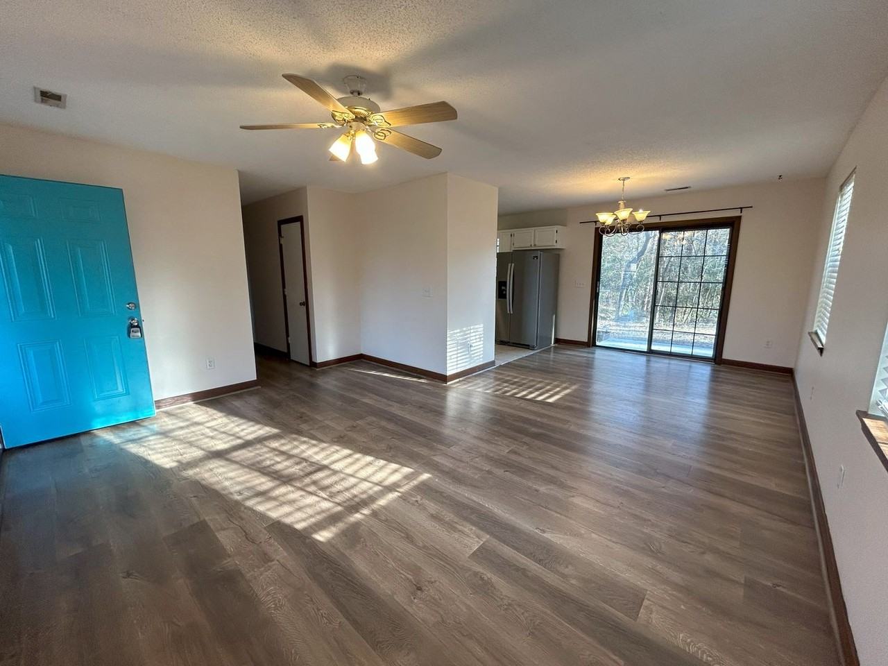 137 Woodberry Ct - Photo 3 of 21