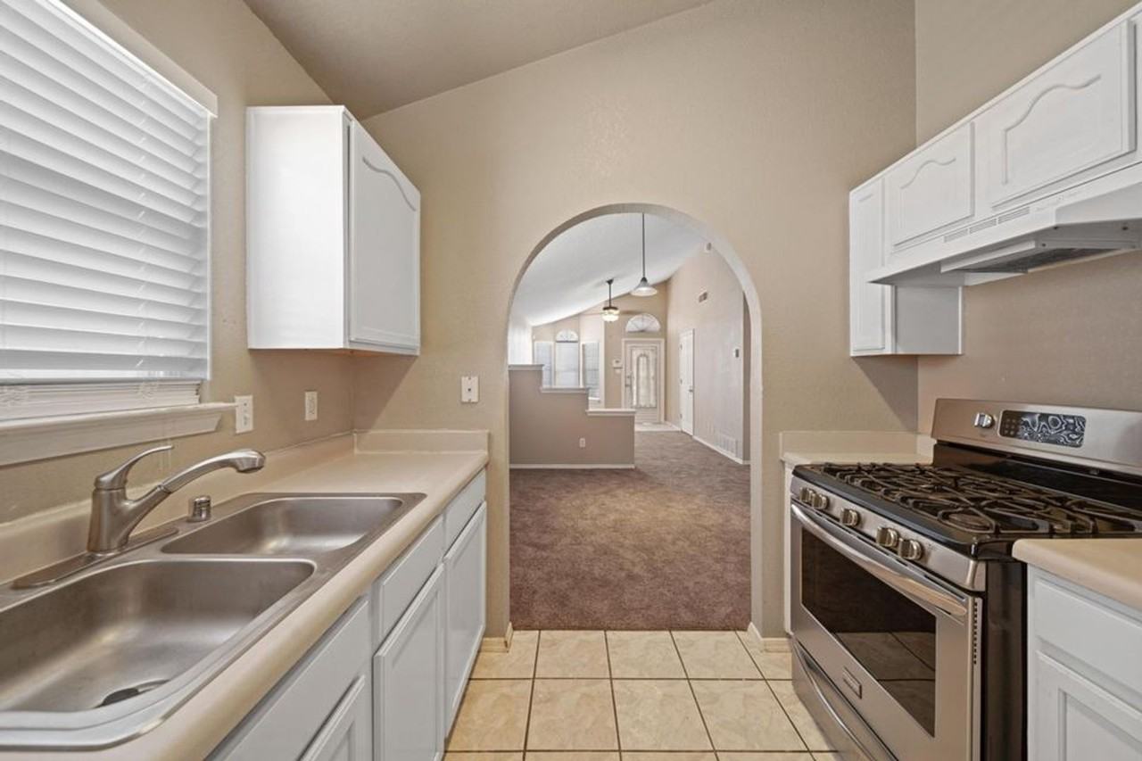 12417 Bob Heasley Dr - Photo 4 of 10