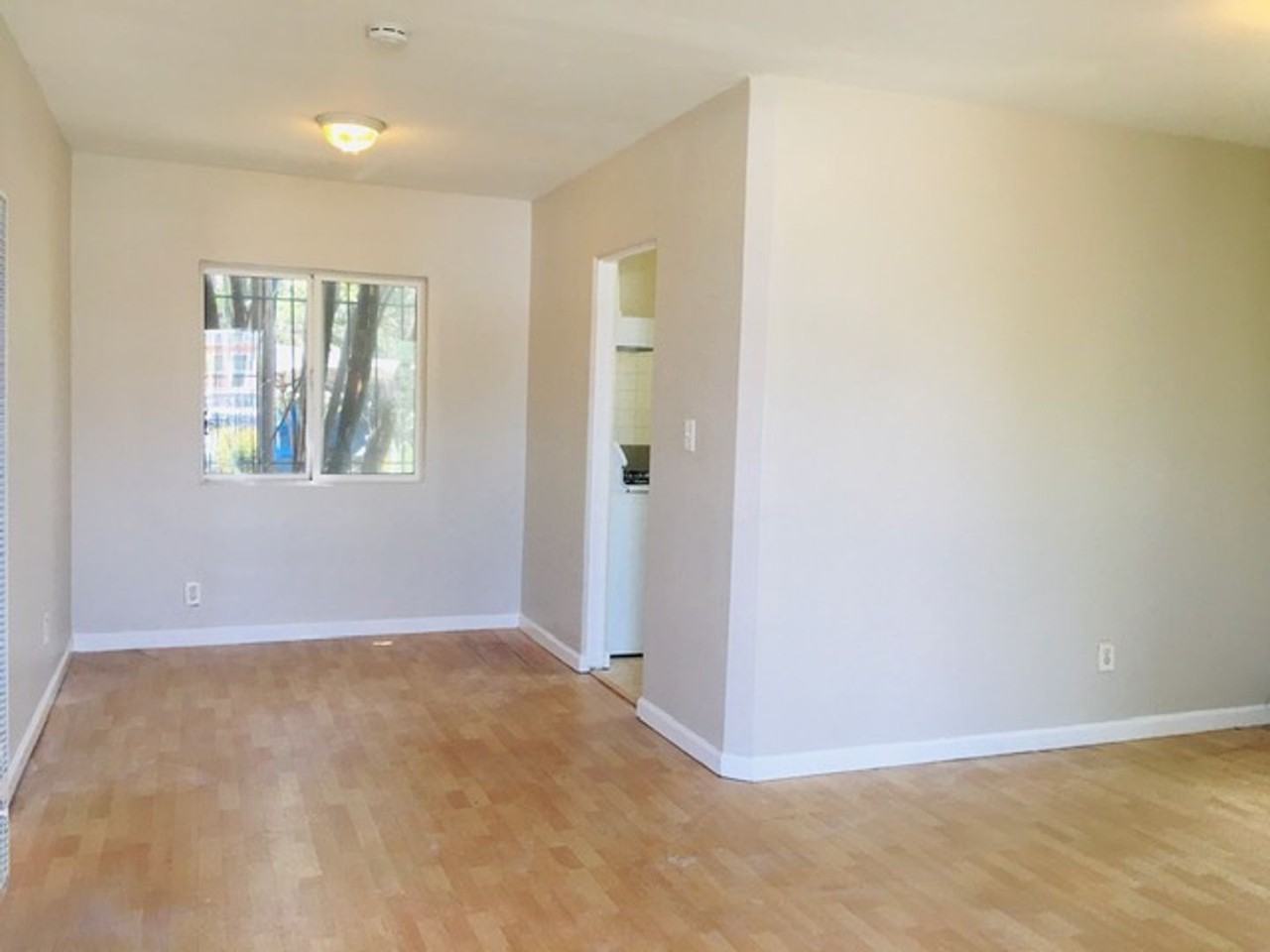 812 45th St - Photo 3 of 11