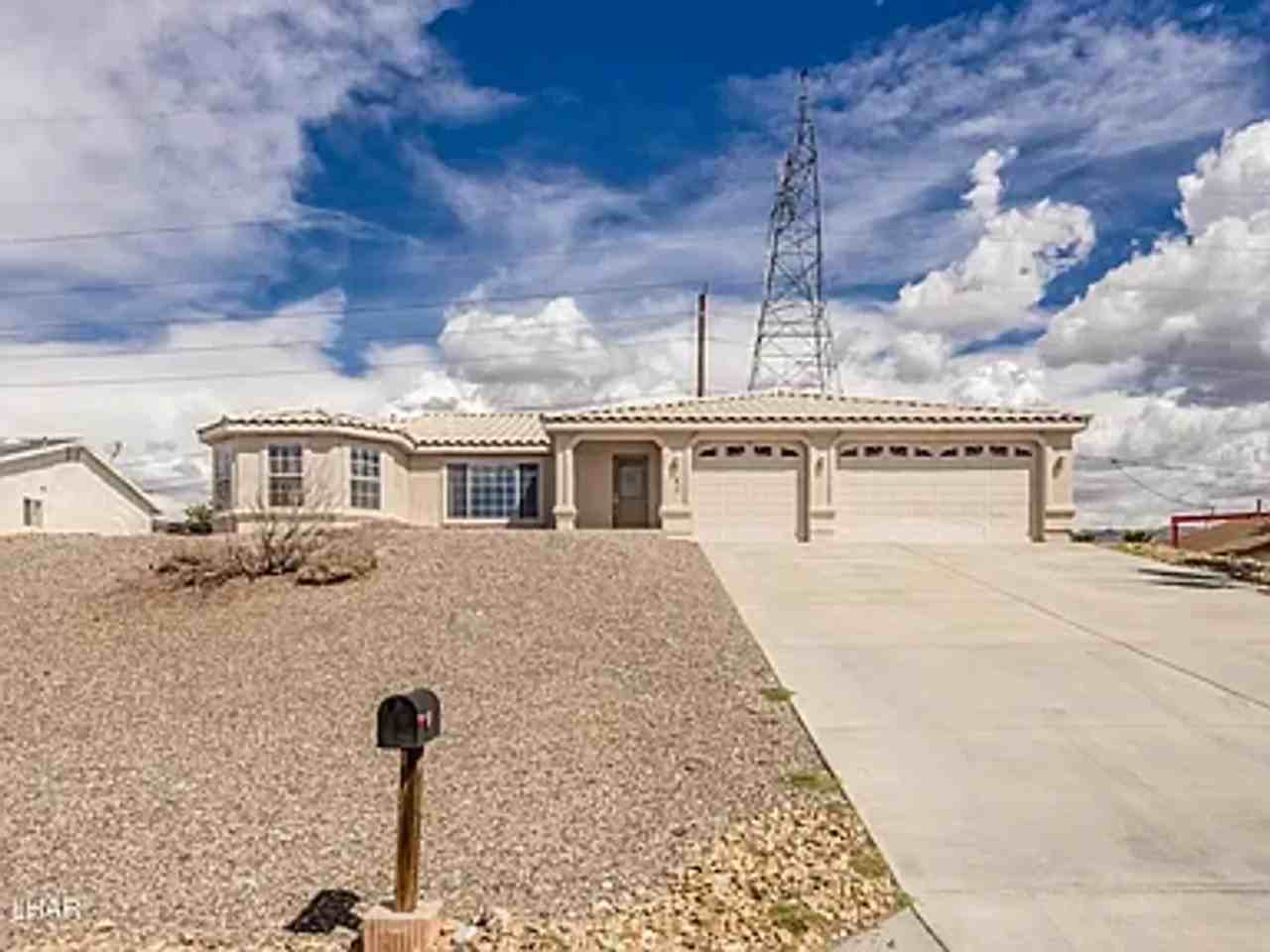 830 Desert View Dr - Photo 2 of 14