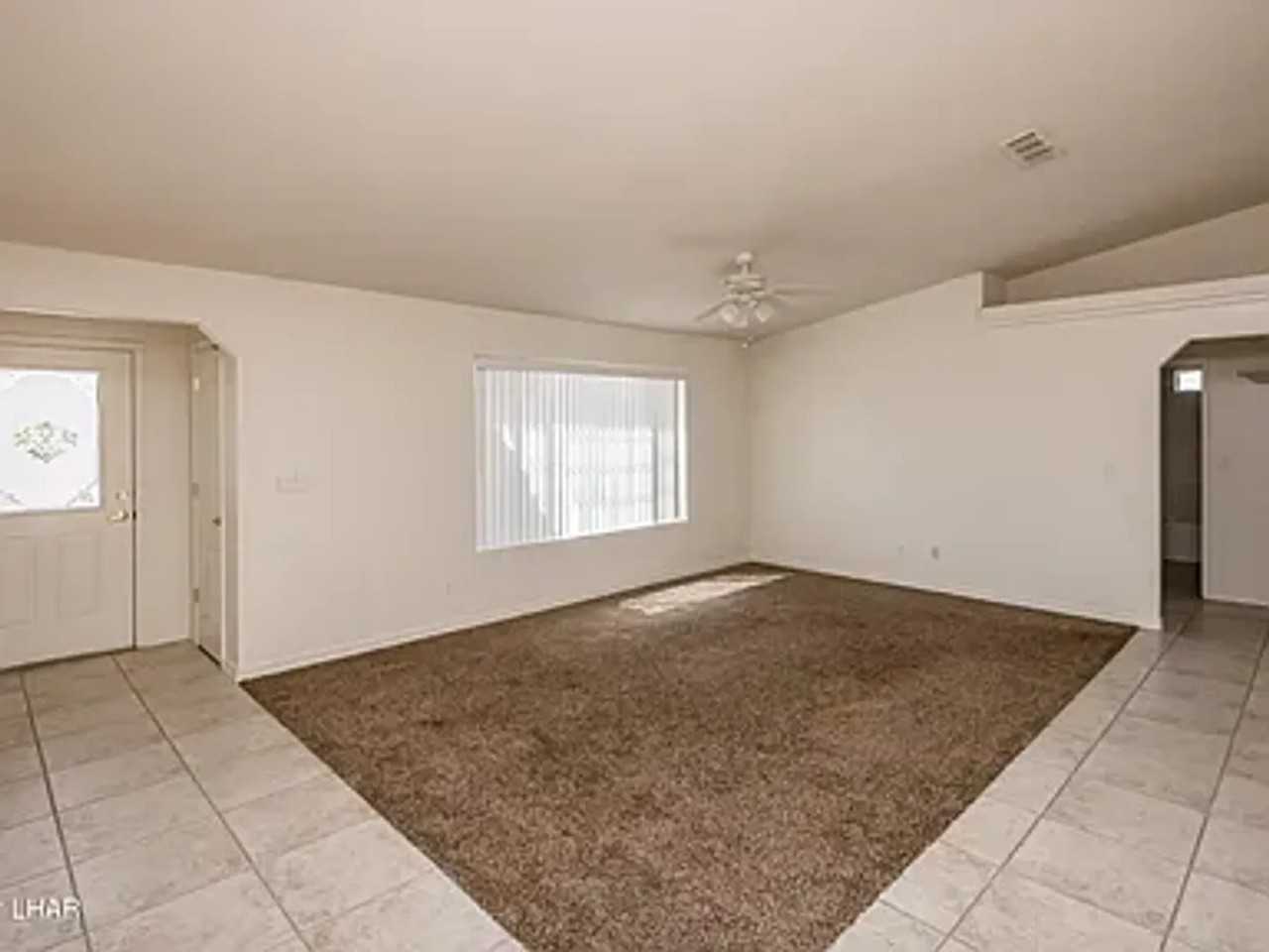 830 Desert View Dr - Photo 3 of 14