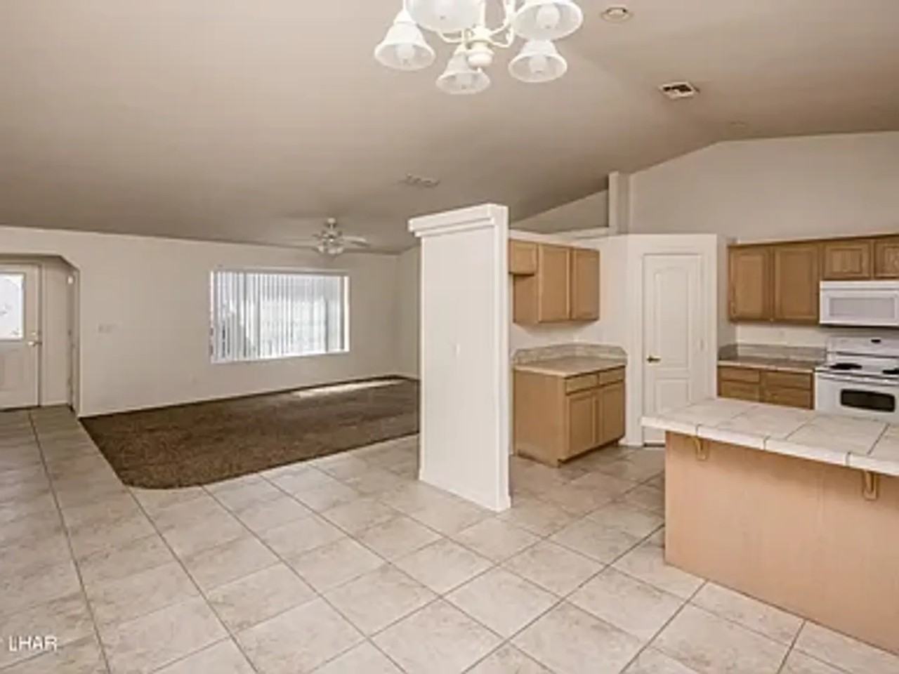 830 Desert View Dr - Photo 4 of 14