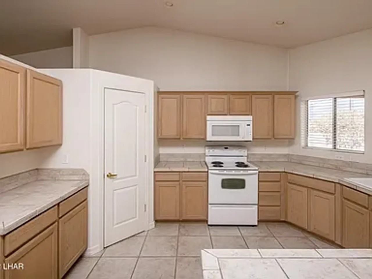 830 Desert View Dr - Photo 6 of 14