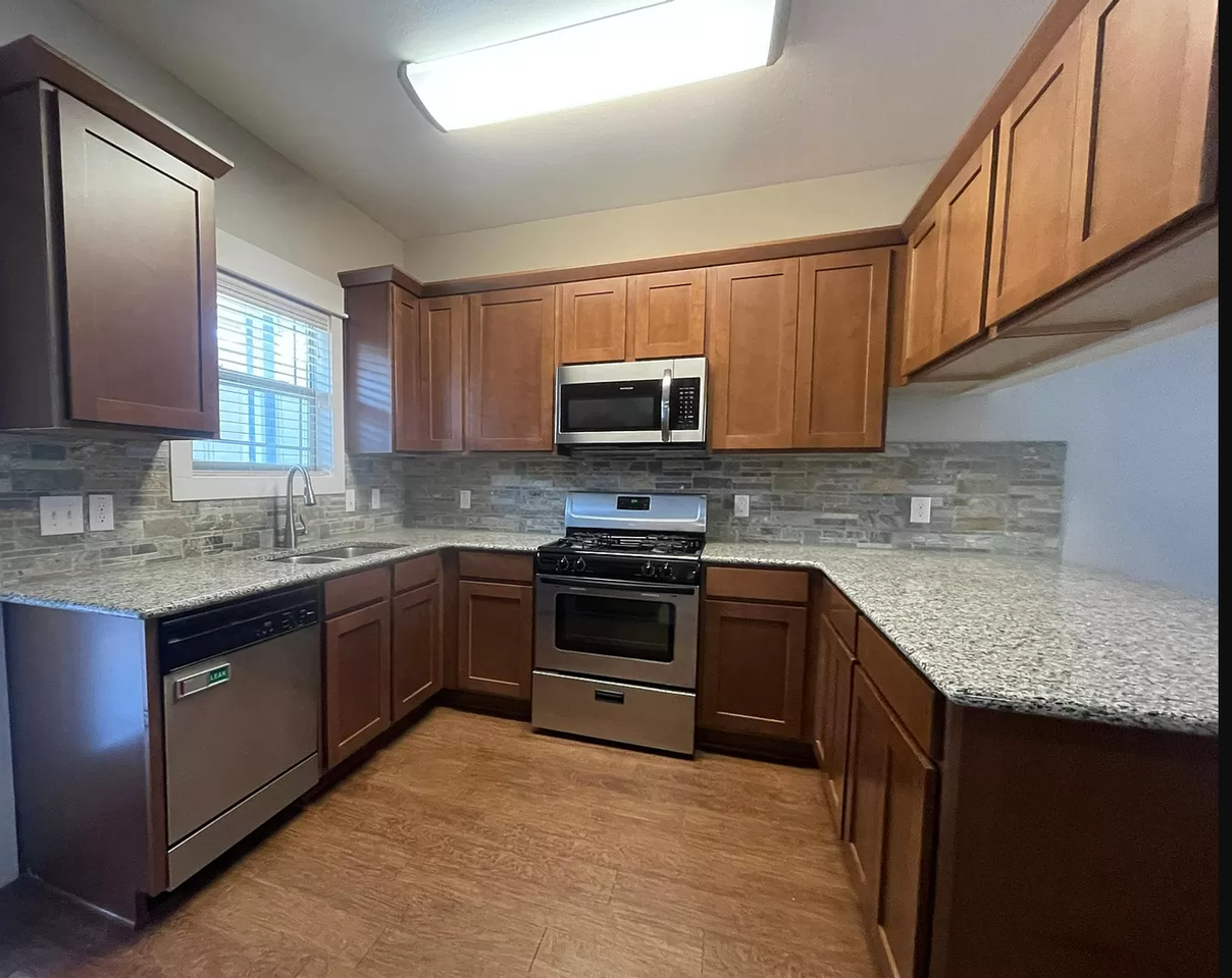 706 W North Loop Blvd - Photo 3 of 16