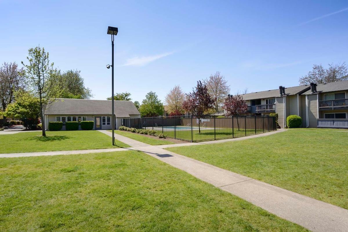 1615 W Smith St - Photo 3 of 16