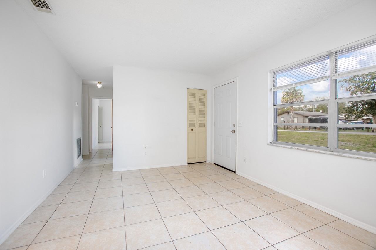 565 S Sparkman Ave - Photo 2 of 10