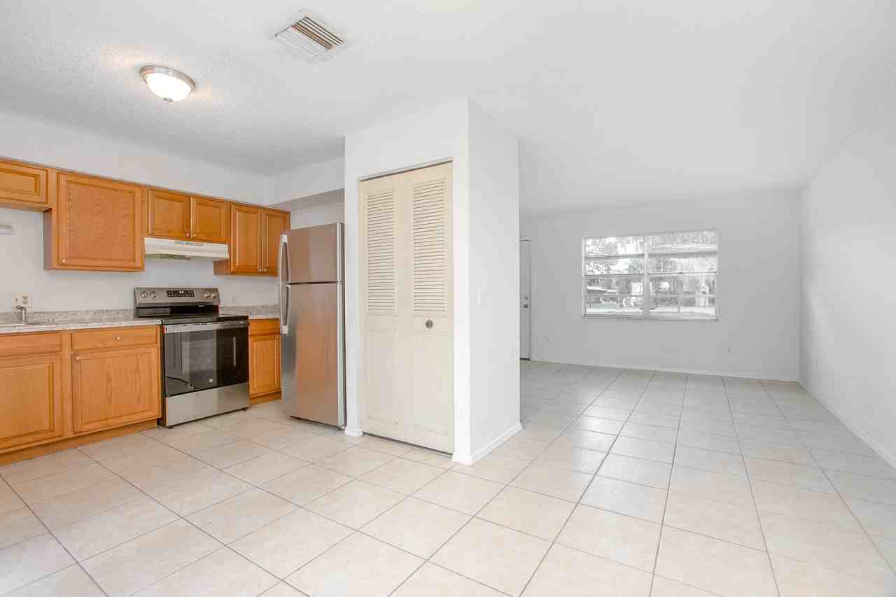 565 S Sparkman Ave - Photo 3 of 10