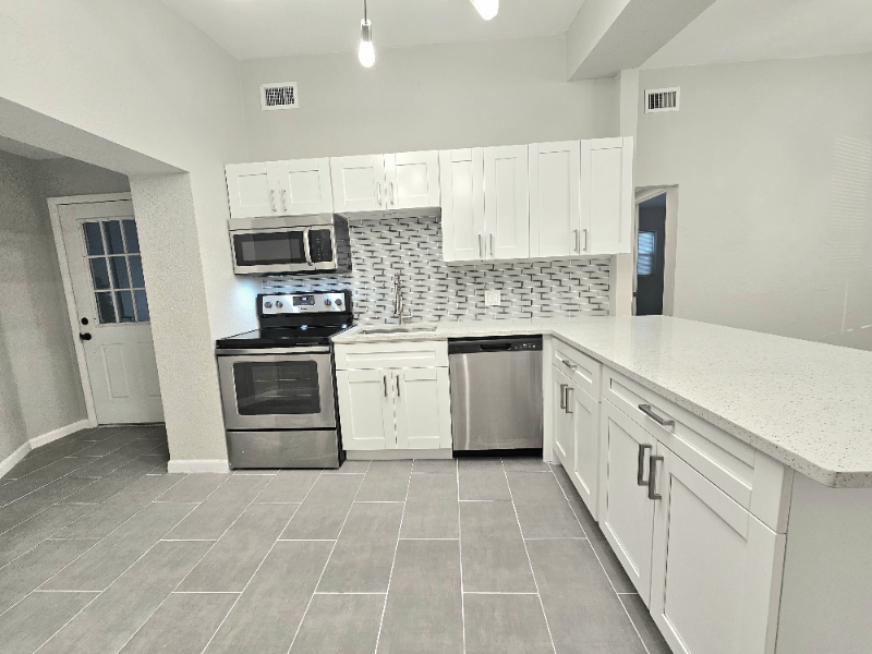 1421 53rd Ave N - Photo 3 of 13