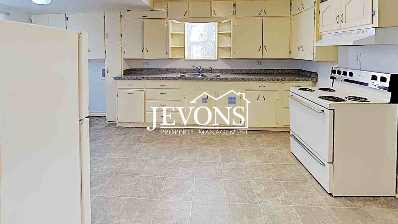 711 N 2nd St Yakima, WA 98901 - Photo 2 of 17
