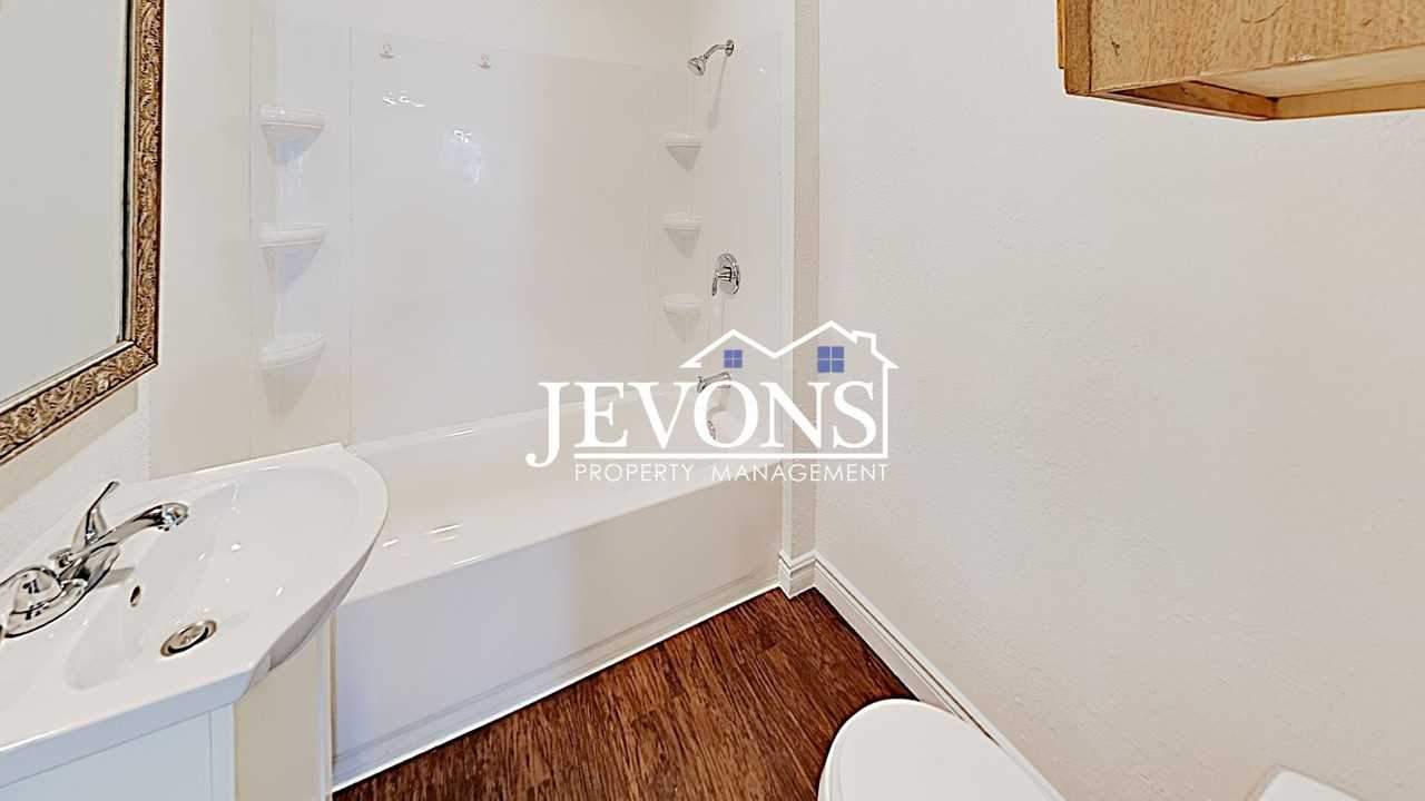 711 N 2nd St Yakima, WA 98901 - Photo 4 of 17