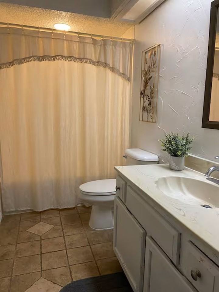 1317 Greenfield Dr - Photo 4 of 10