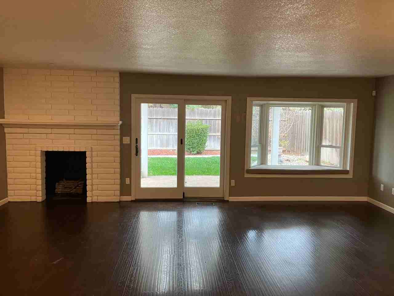 809 Lindsay Dr - Photo 3 of 17