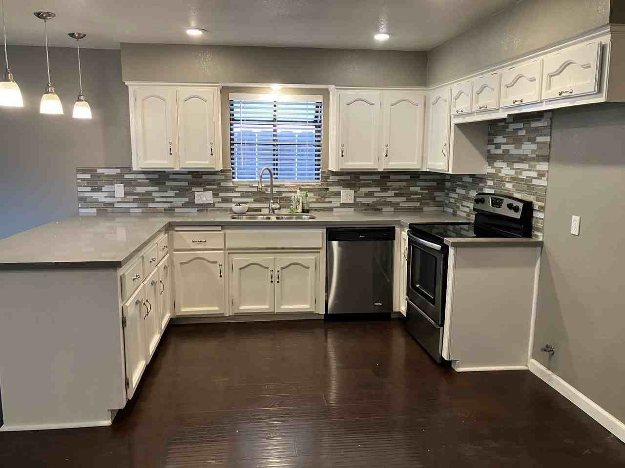 809 Lindsay Dr - Photo 5 of 17