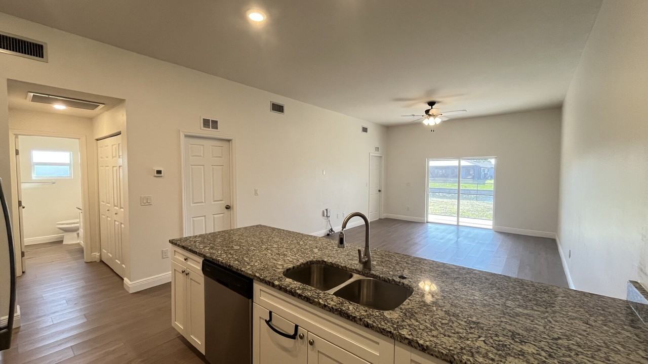 806 Southwest 8th Place - Photo 2 of 39