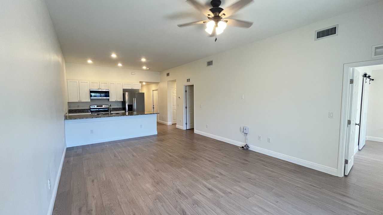 806 Southwest 8th Place - Photo 3 of 39