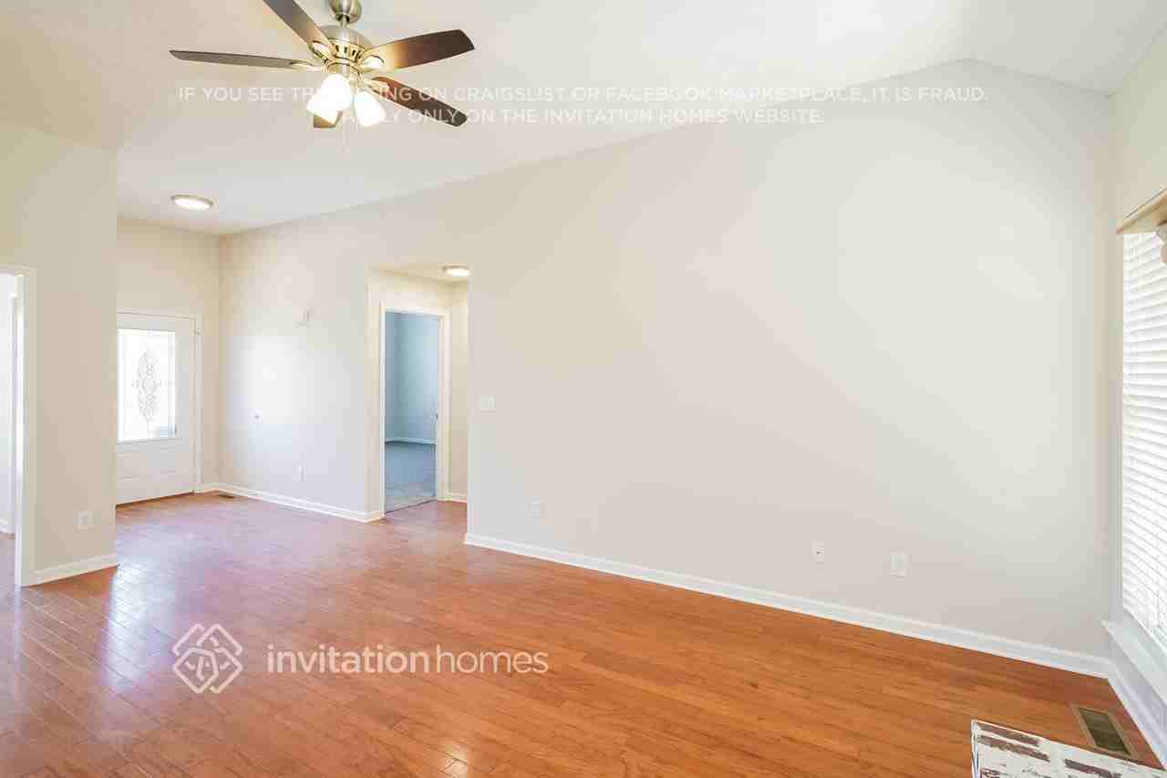 1022 Vista Dr - Photo 3 of 16