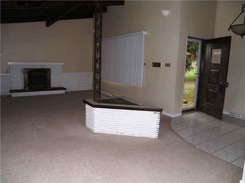 912 Holly Lynne Dr - Photo 2 of 19