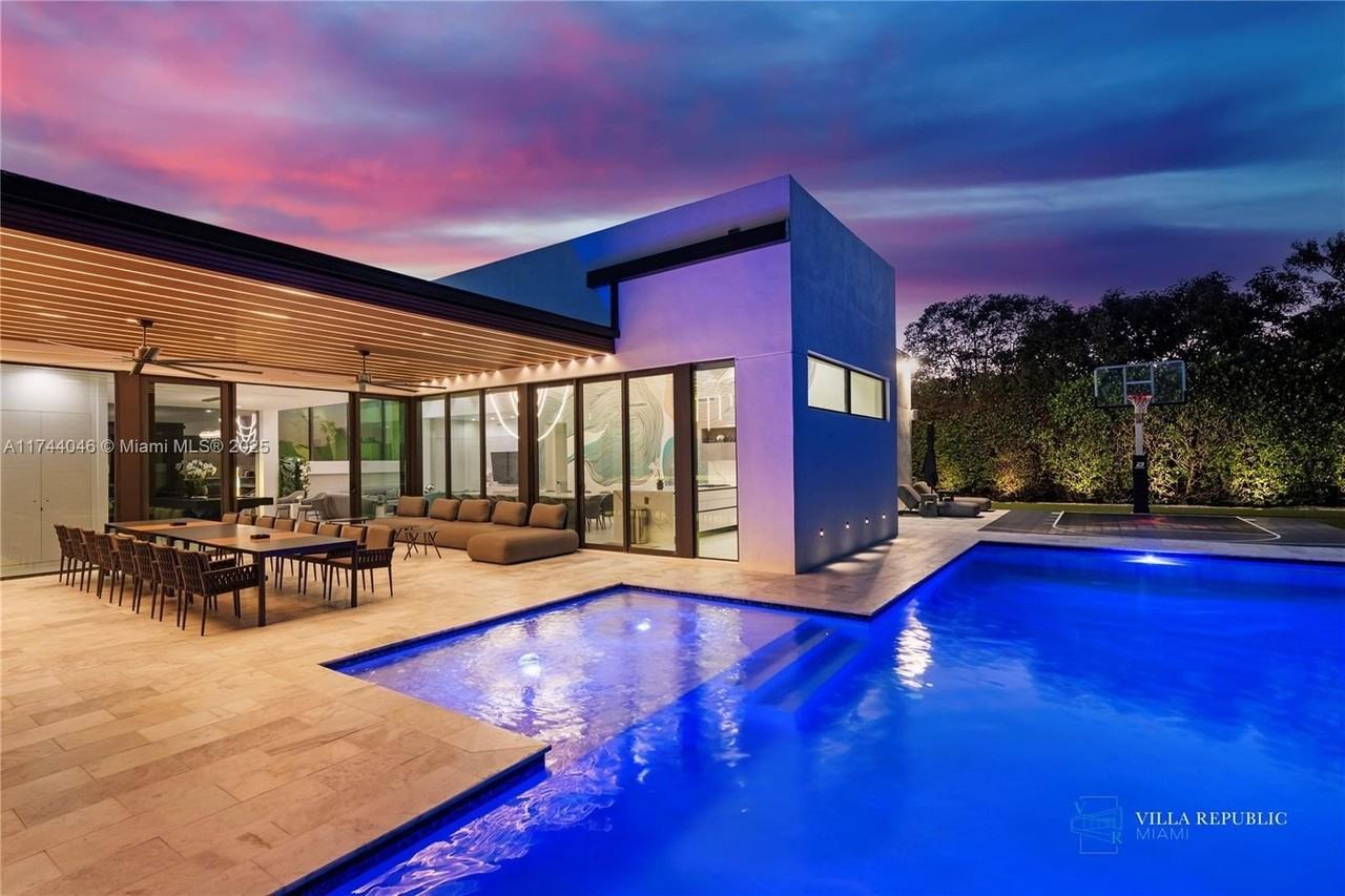 1941 Ne 196th Ter - Photo 2 of 50