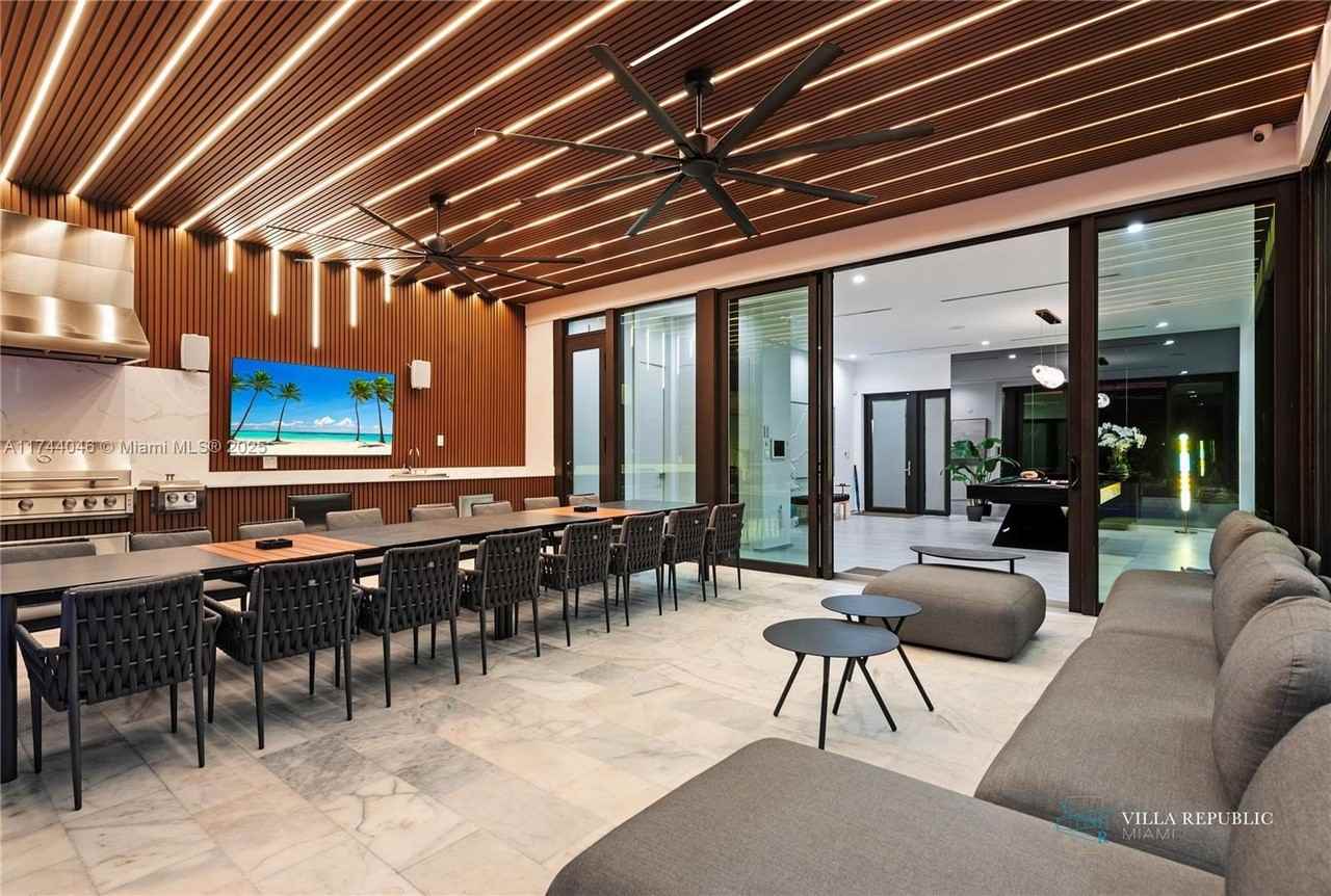 1941 Ne 196th Ter - Photo 3 of 50