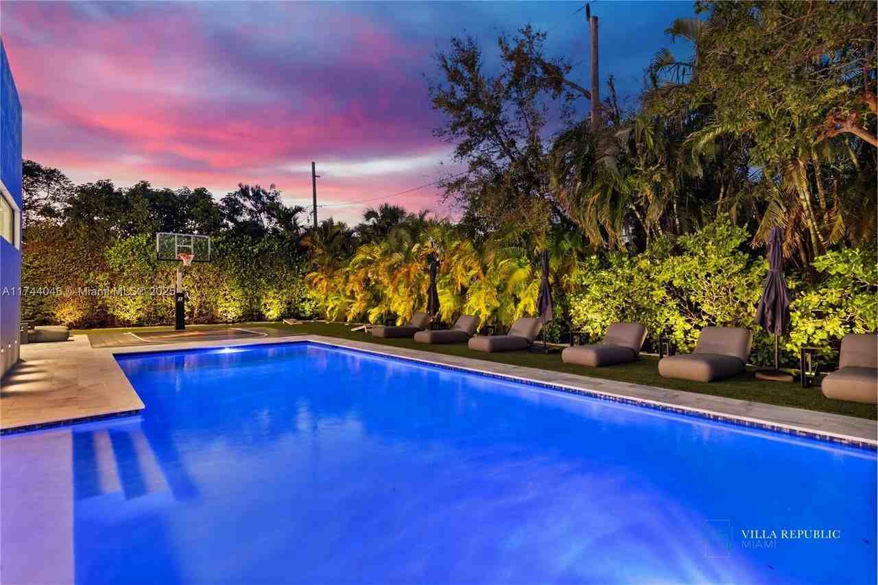 1941 Ne 196th Ter - Photo 5 of 50