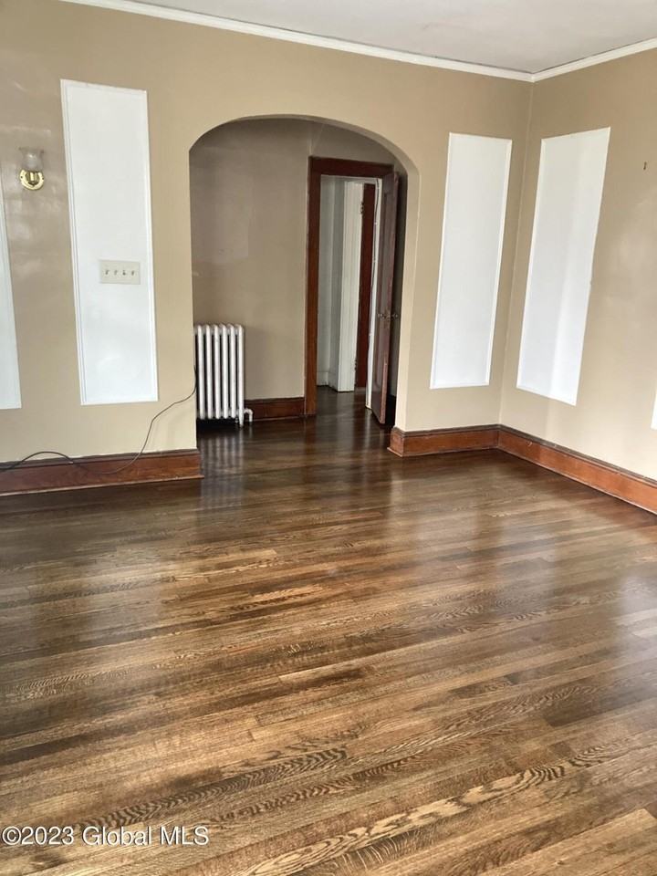73 Hollywood Ave - Photo 2 of 13