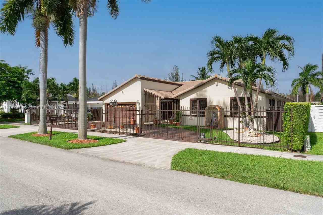 240 Sw 136th Pl - Photo 4 of 38