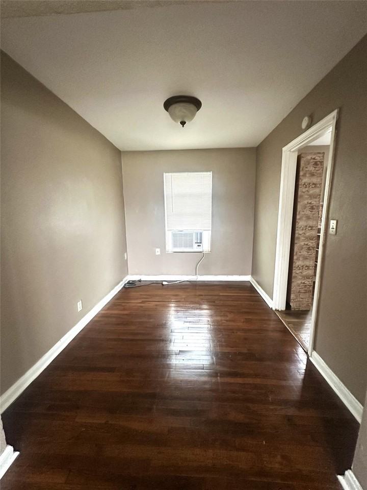 11005 Muscatine St - Photo 3 of 8