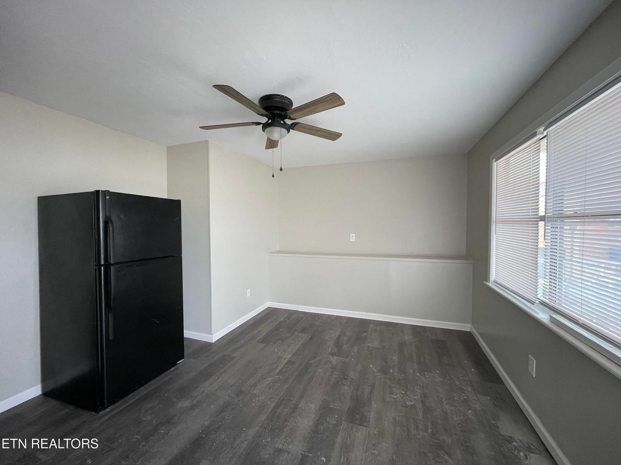 162 E Race St - Photo 3 of 5