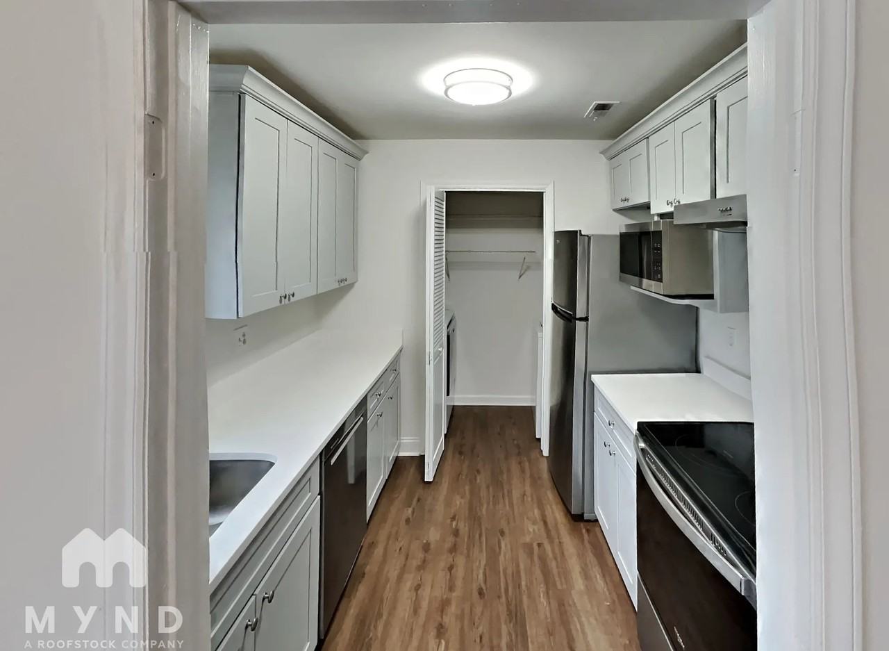 2532 Stradbrook Dr Apt B - Photo 3 of 23