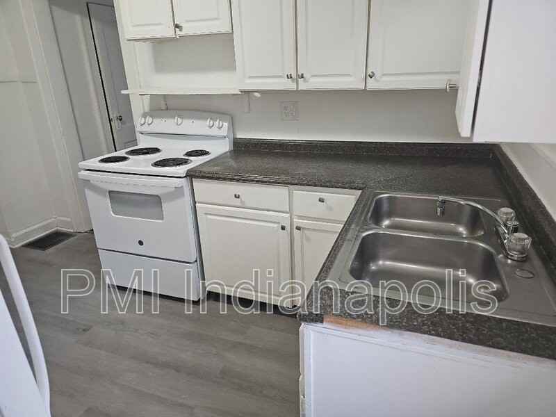 1305 W 36th St - Photo 2 of 20