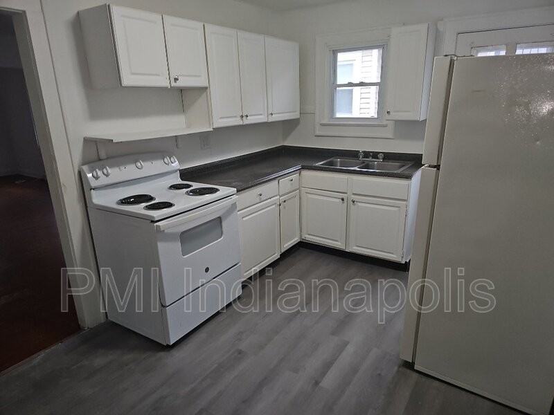 1305 W 36th St - Photo 3 of 20
