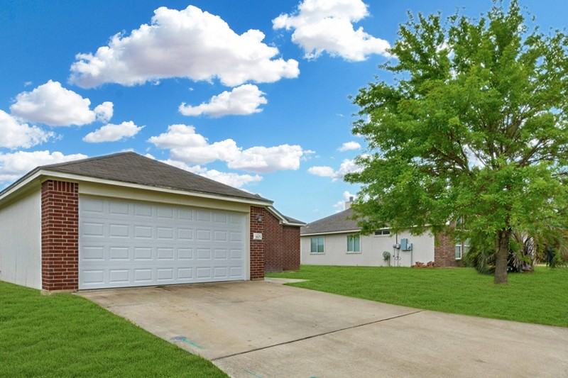 1605 Oak Chase Trl - Photo 3 of 19
