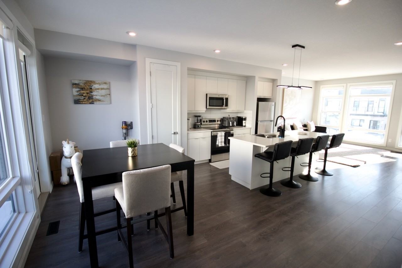 1728 Keene Cres Sw - Photo 3 of 24