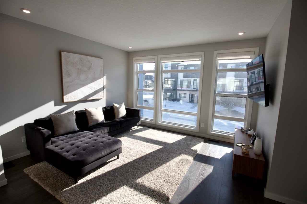 1728 Keene Cres Sw - Photo 2 of 24