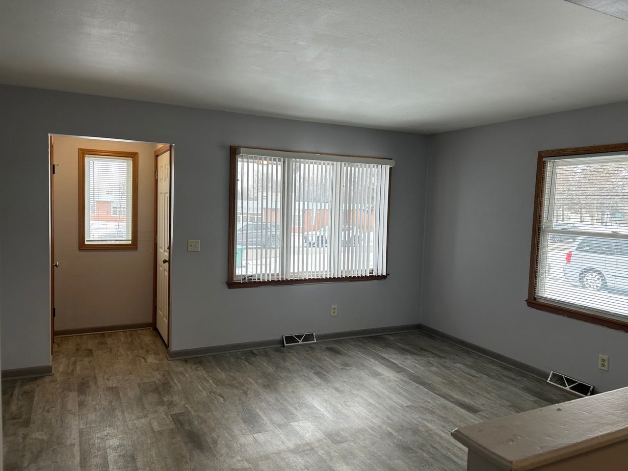 2717 Hampshire Ave N - Photo 2 of 15