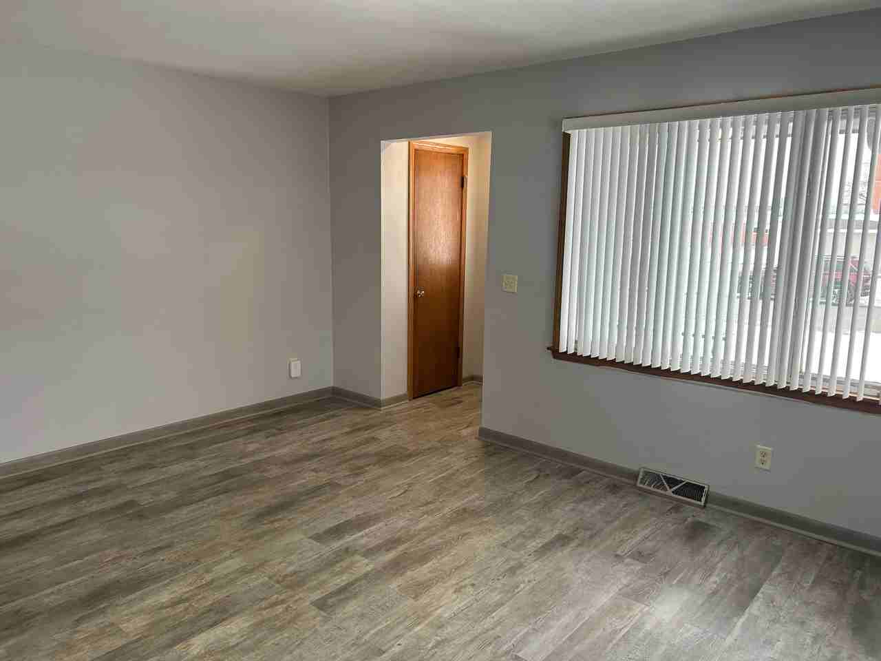 2717 Hampshire Ave N - Photo 3 of 15