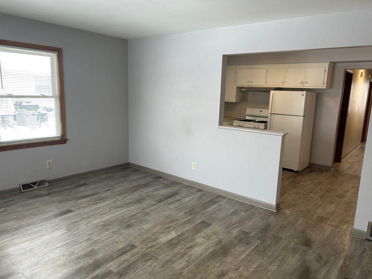 2717 Hampshire Ave N - Photo 4 of 15