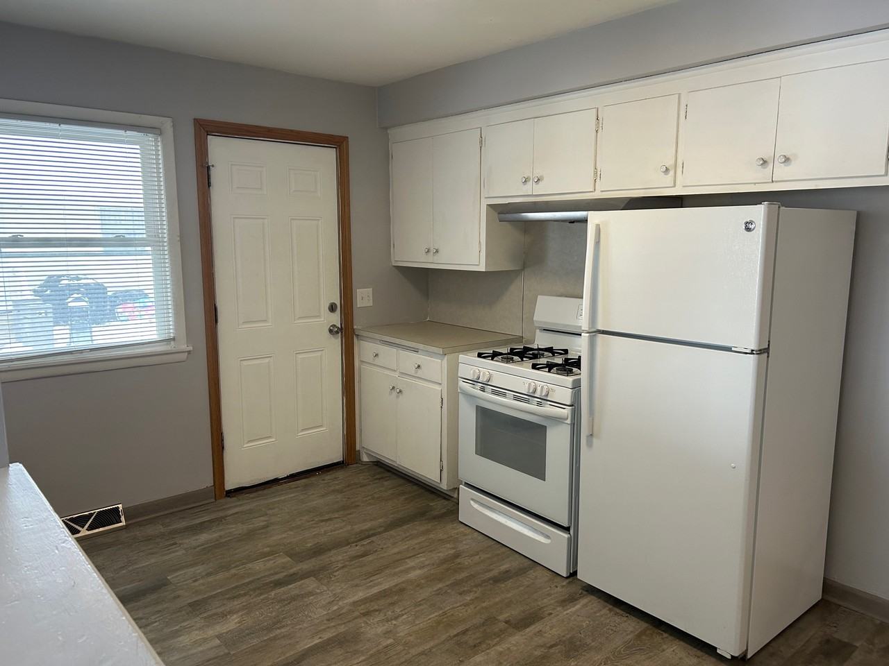 2717 Hampshire Ave N - Photo 6 of 15